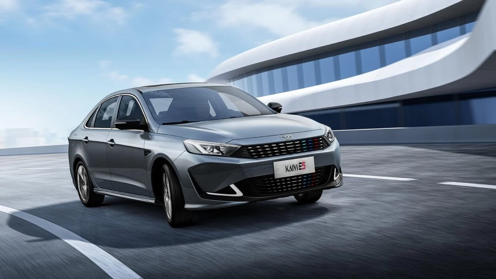 седан KAIYI E5 сбоку спереди