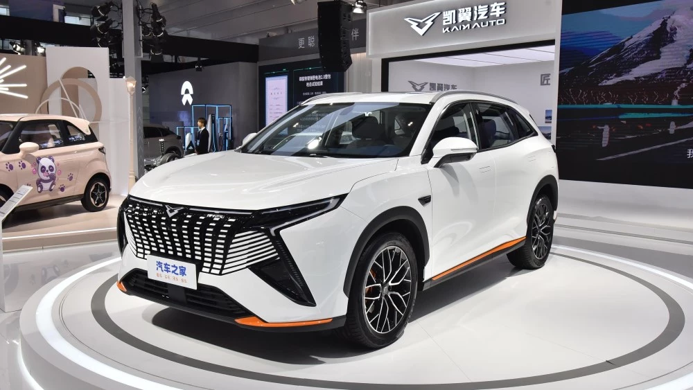 Гибридный кроссовер Kaiyi Kunlun i HD сбоку спереди