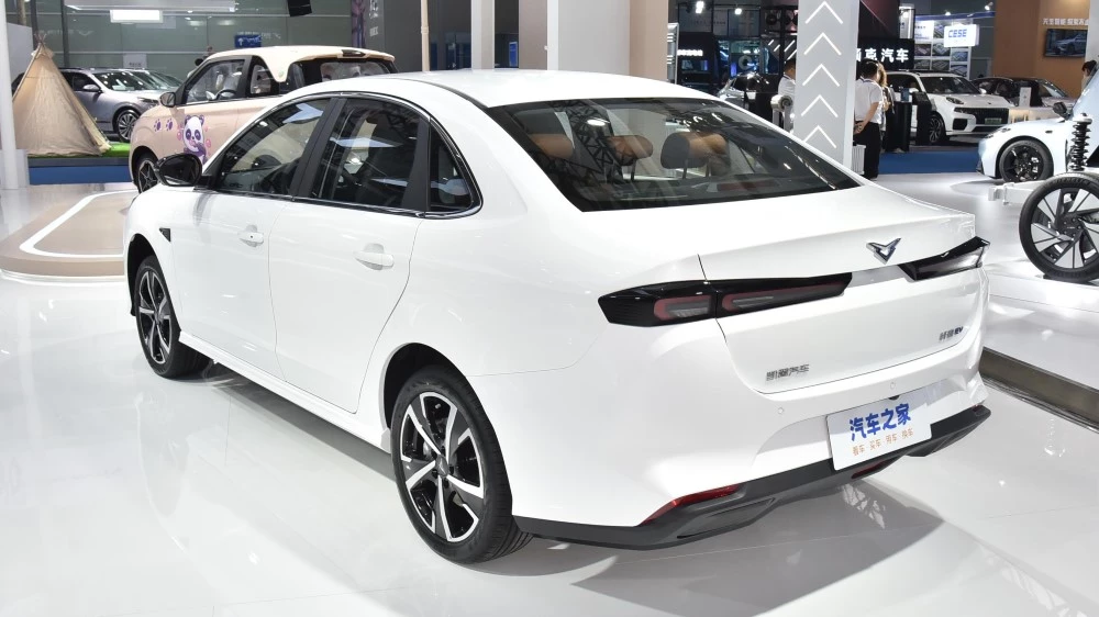 седан Kaiyi Xuandu EV сбоку сзади