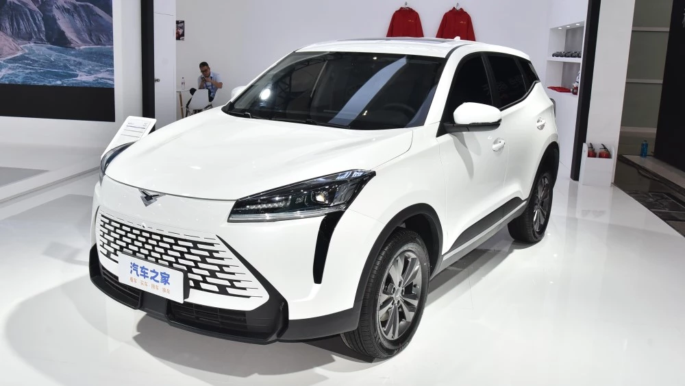 Электрический кроссовер Kaiyi Xuanjie EV сбоку спереди