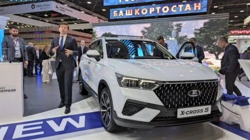 Кроссовер Lada X-Cross 5 сбоку спереди ПМЭФ презентация