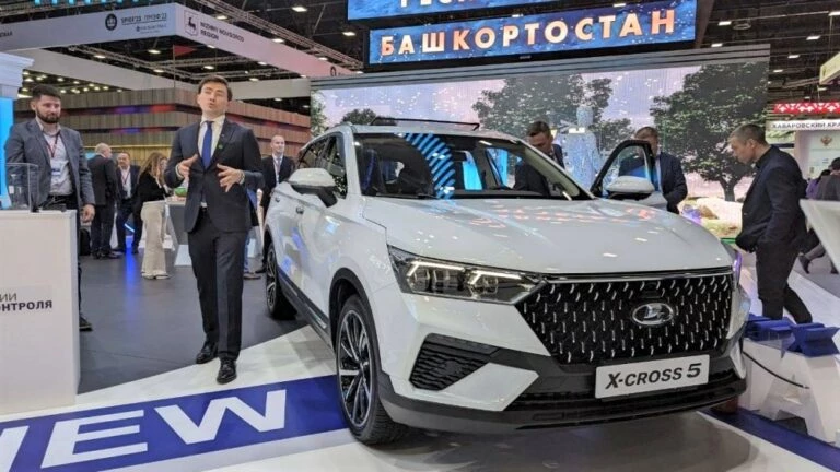 Кроссовер Lada X-Cross 5 сбоку спереди ПМЭФ презентация