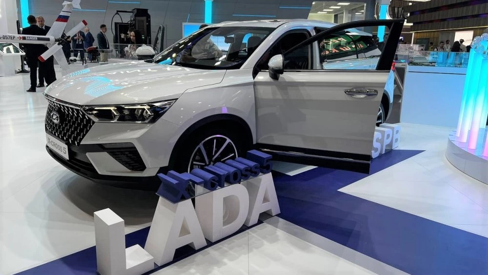 Кроссовер Lada X-Cross 5 сбоку спереди ПМЭФ презентация