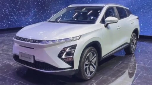 Omoda C5 EV спереди сбоку