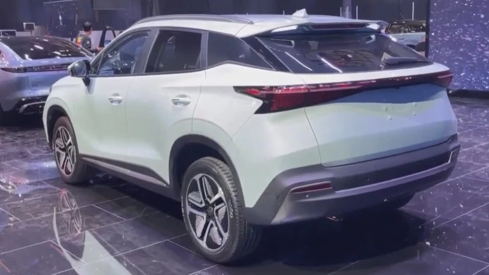 Omoda C5 EV сзади сбоку