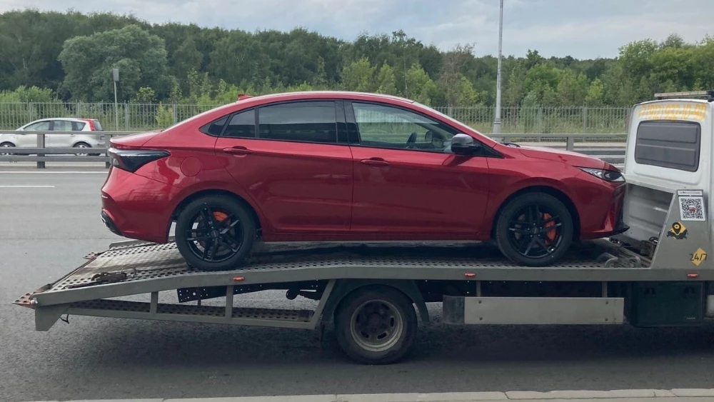 седан Omoda S5 GT привезли в Москву сбоку