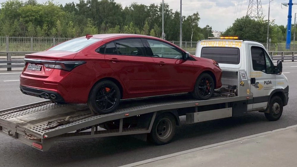 седан Omoda S5 GT привезли в Москву сбоку сзади