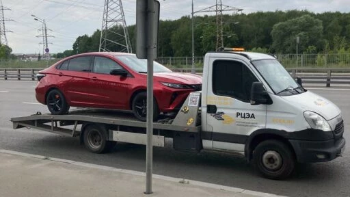 седан Omoda S5 GT привезли в Москву сбоку спереди