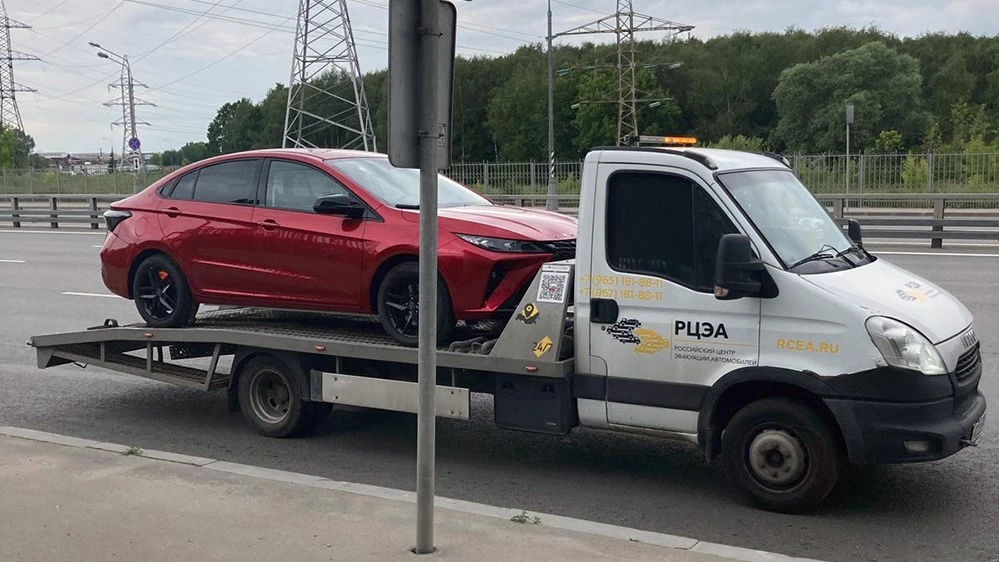 седан Omoda S5 GT привезли в Москву сбоку спереди