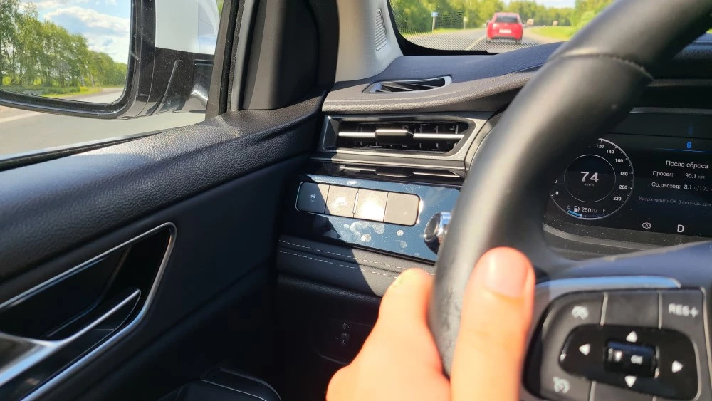 Седан Omoda S5 салон интерьер глянцевые вставки