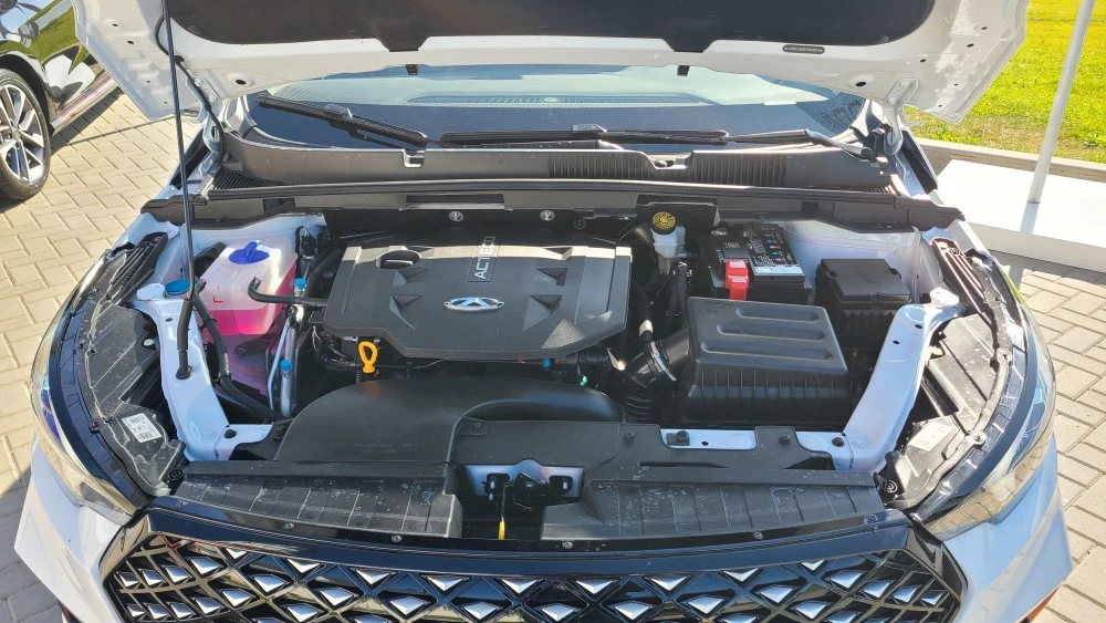 Седан Omoda S5 моторный отсек двигатель атмосферный