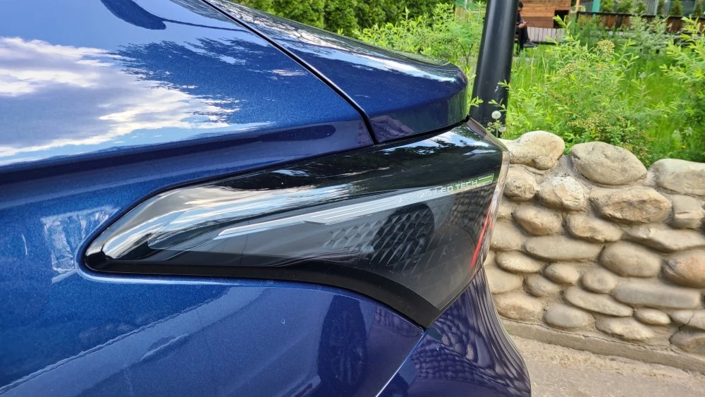 Седан Omoda S5 задний фонарь