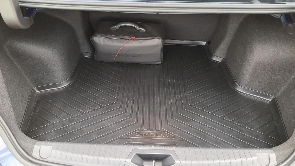 Седан Omoda S5 багажник