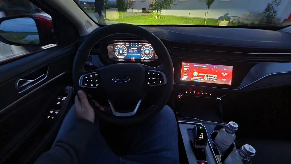 Седан Omoda S5 вечерний свет в салоне