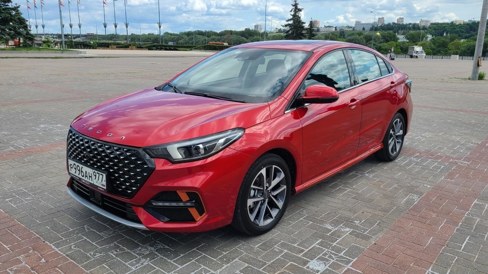 Седан Omoda S5 спереди сбоку