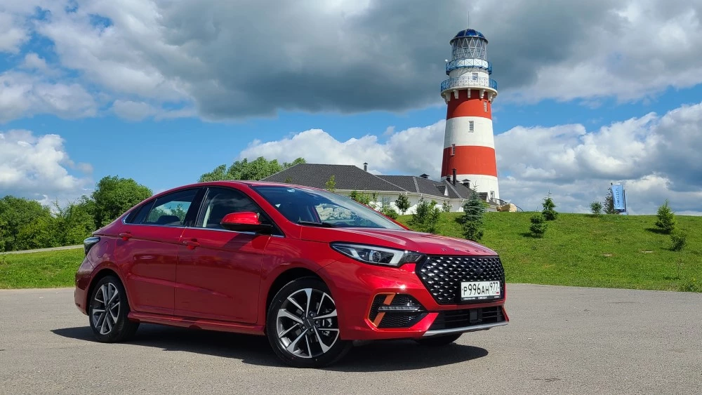 Седан Omoda S5 спереди сбоку