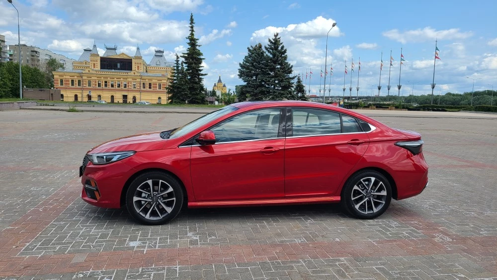 Седан Omoda S5 сбоку