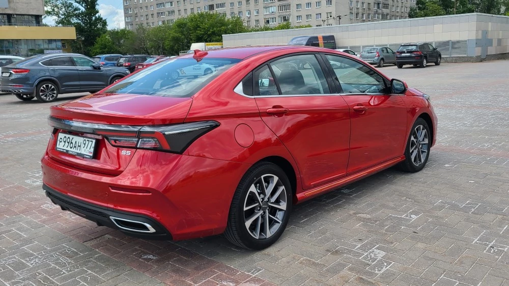 Седан Omoda S5 сзади сбоку