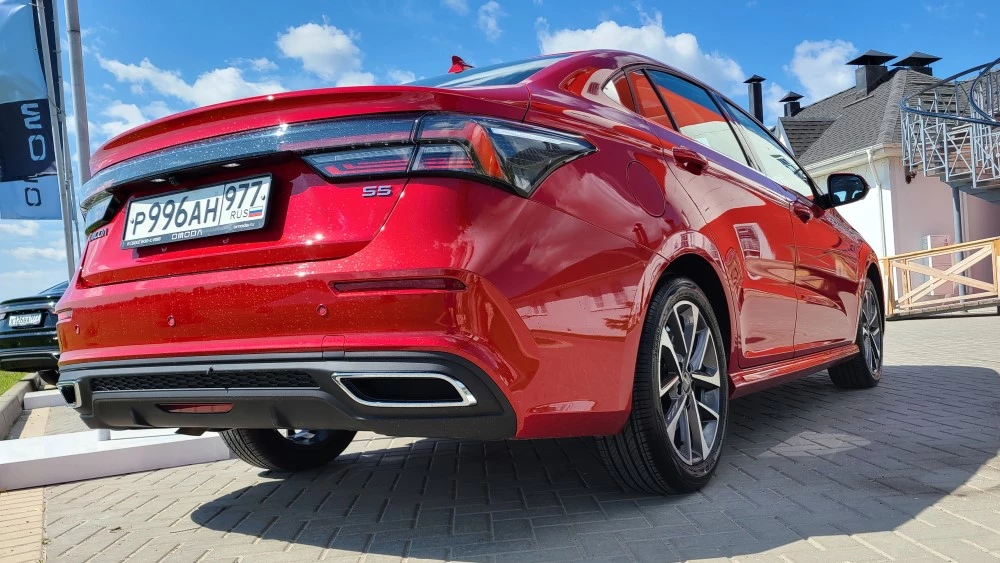 Седан Omoda S5 сзади сбоку