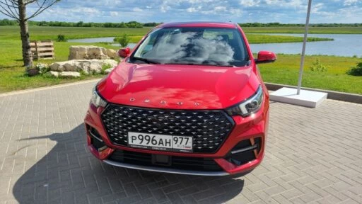 Седан Omoda S5 спереди