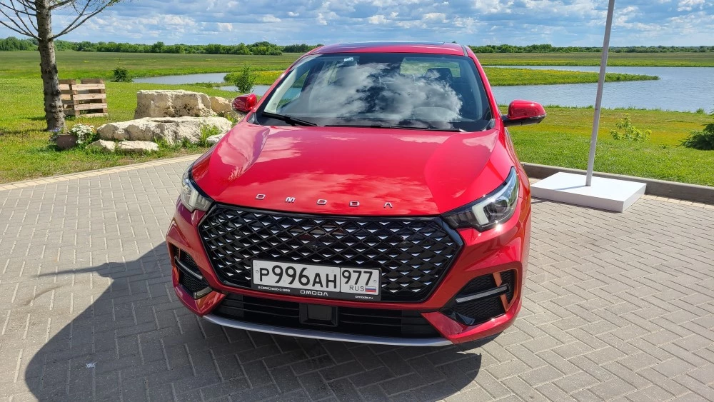 Седан, который удивляет. Что показал тест-драйв разных модификаций Omoda S5 Седан Omoda S5 спереди