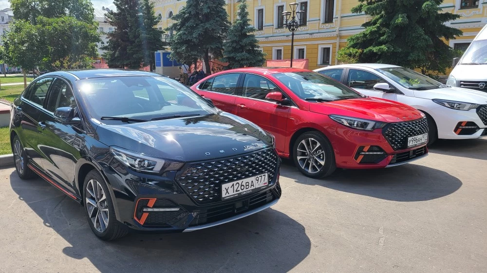 Седан Omoda S5 спереди сбоку разные комплектации