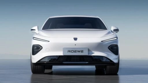Электрический седан Roewe D7 спереди
