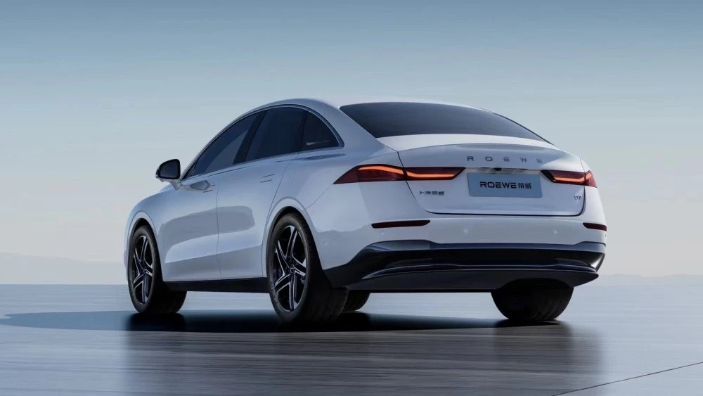 Электрический седан Roewe D7 сбоку сзади