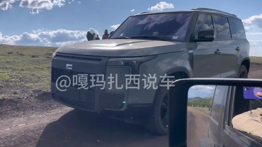 Rox Stone 01 сбоку спереди в динамике