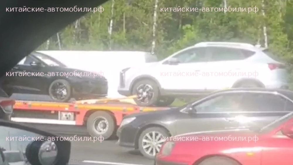 В Москве заметили два автомобиля Sehol. Видео и первые подробности Автомобили Sehol Yao и X6 на автовозе на МКАДе