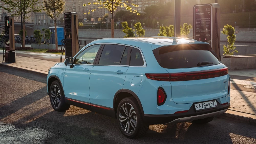 Гибридный кроссовер Skywell HT-i цены сзади сбоку в статике зарядки