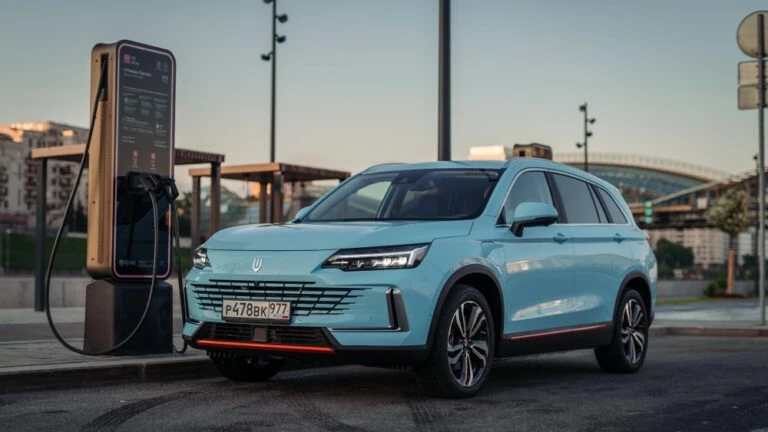 Гибридный кроссовер Skywell HT-i цены спереди сбоку зарядка