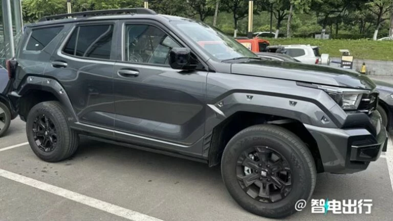 Гибридный внедорожник Tank 400 Hi4-T сбоку спереди