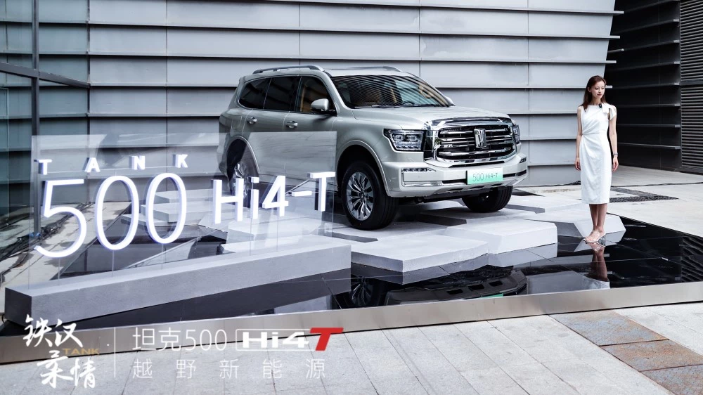 Гибридный внедорожник Tank 500 Hi4-T спереди сбоку