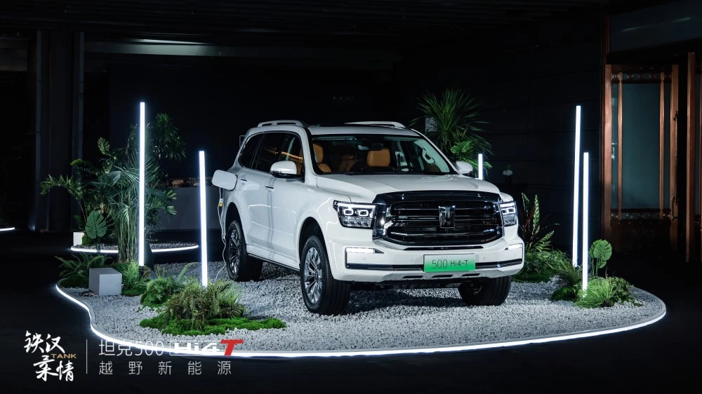 Гибридный внедорожник Tank 500 Hi4-T спереди сбоку