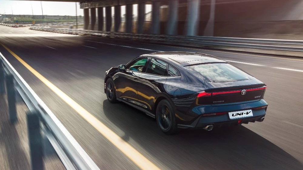 Changan Uni-V в Казахстане сбоку сзади в динамике