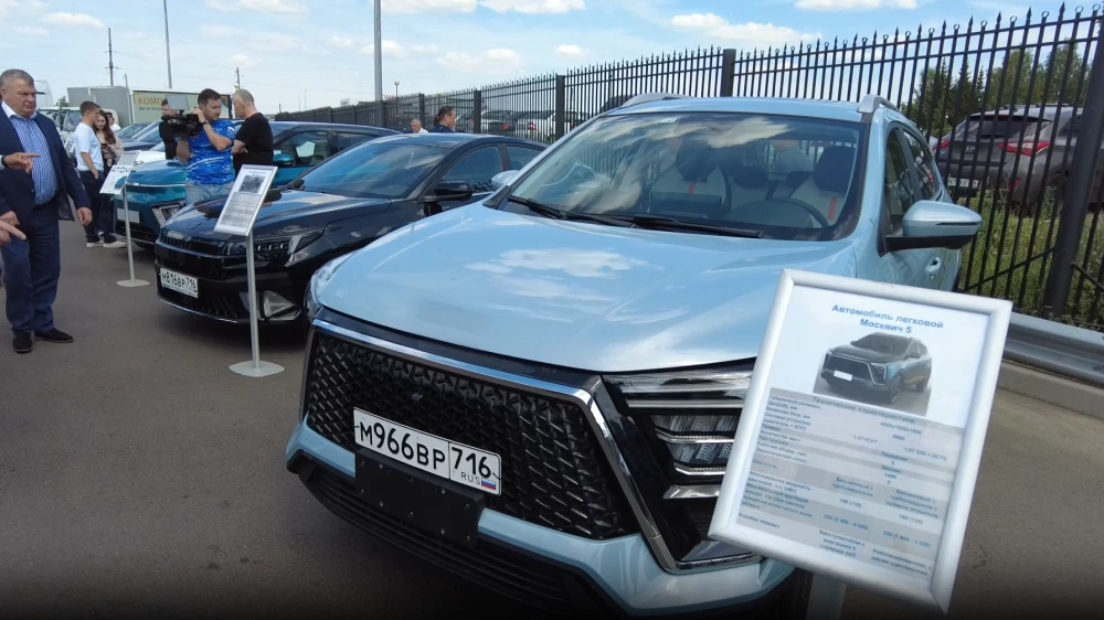 «Москвич 5» представили в России. Это кроссовер Sehol X6 от JAC «Москвич 5» показали Минниханову Камаз