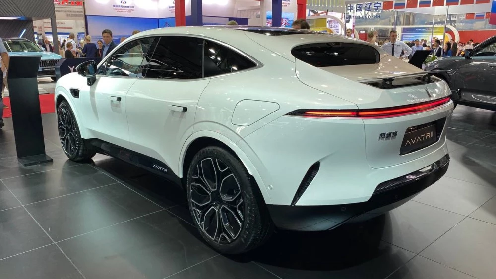 Avatr 11 обзор Иннопром в России сбоку сзади
