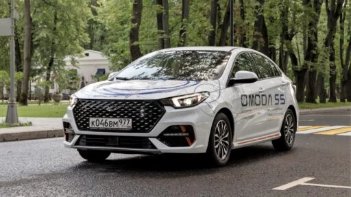 Новый седан OMODA S5 сбоку спереди