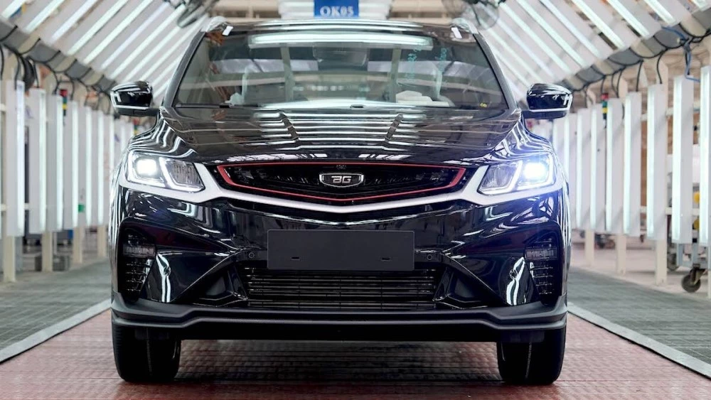 Новые Coolray и Atlas, седан BelGee и Geometry E. Директор «БелДжи» раскрыл планы завода и Geely BelGee X50 на заводе Белджи спереди