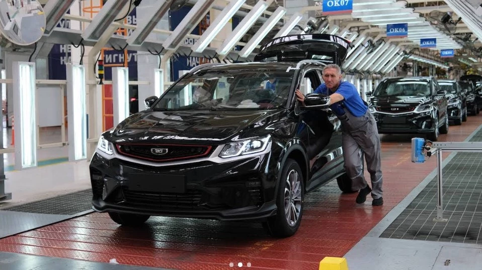 BelGee X50 на заводе Белджи спереди сбоку