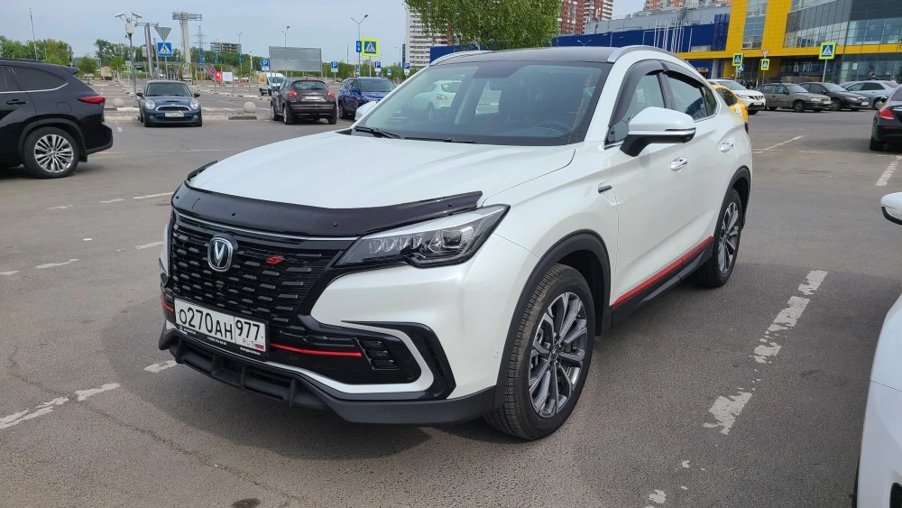 Changan CS85 сбоку спереди