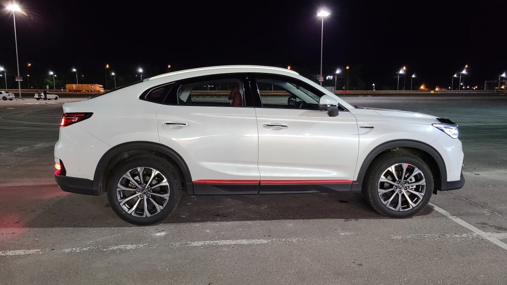 Changan CS85 сбоку