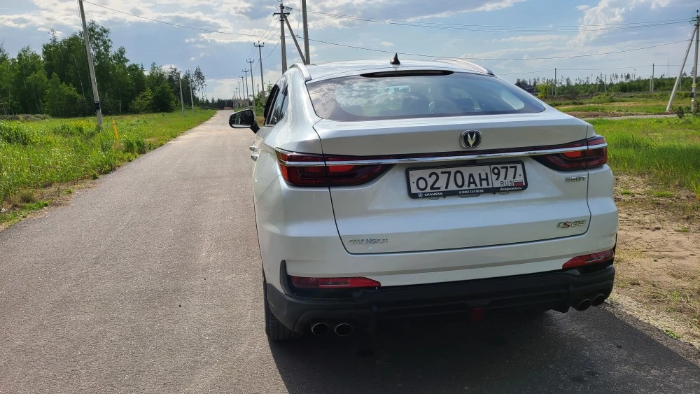 Changan CS85 сзади на дороге