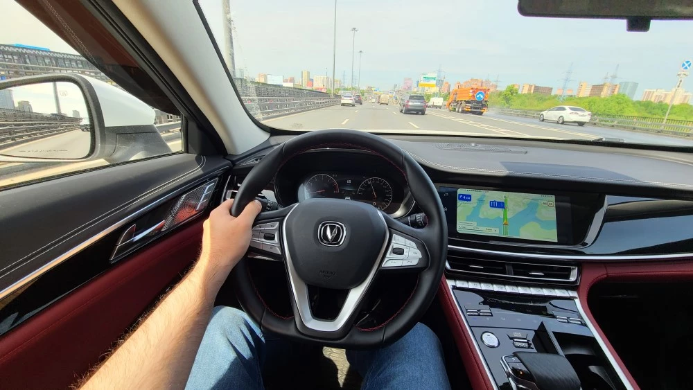 Changan CS85 салон интерьер за рулем водитель