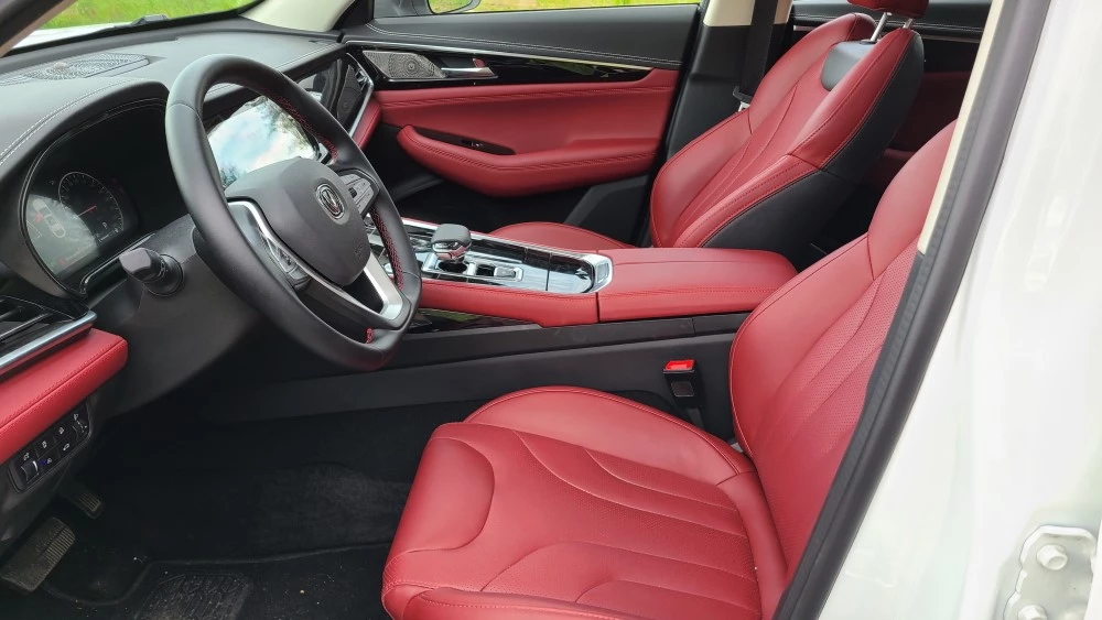 Changan CS85 салон интерьер первый ряд