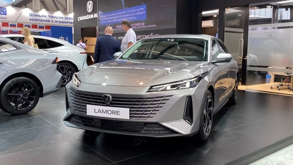 седан Changan Lamore в России обзор сбоку спереди