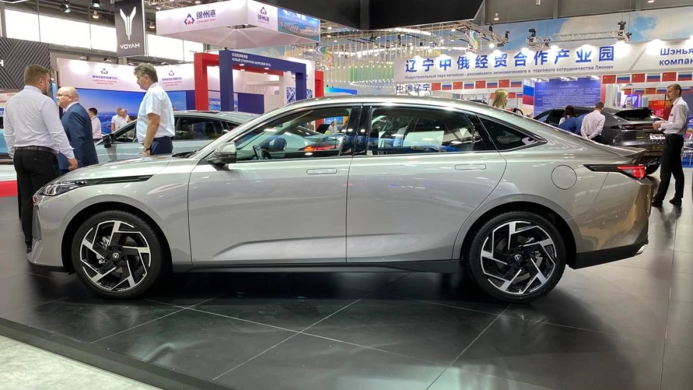 седан Changan Lamore в России обзор сбоку