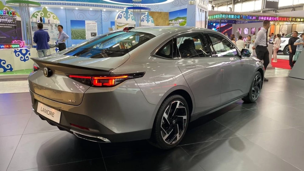 седан Changan Lamore в России обзор сбоку сзади