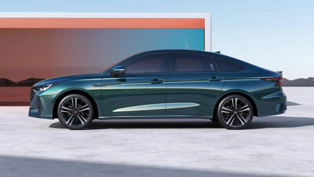 Седан Chery Arrizo 8 с 2-литровым мотором сбоку в статике